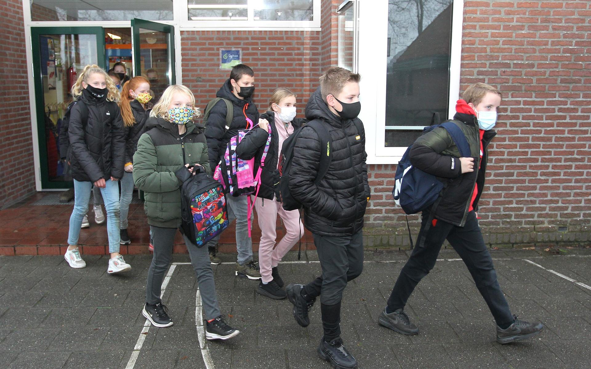 Leerlingen van bovenbouw vinden mondkapje nu nog interessant. 'Gelukkig is deze week iedereen weer o