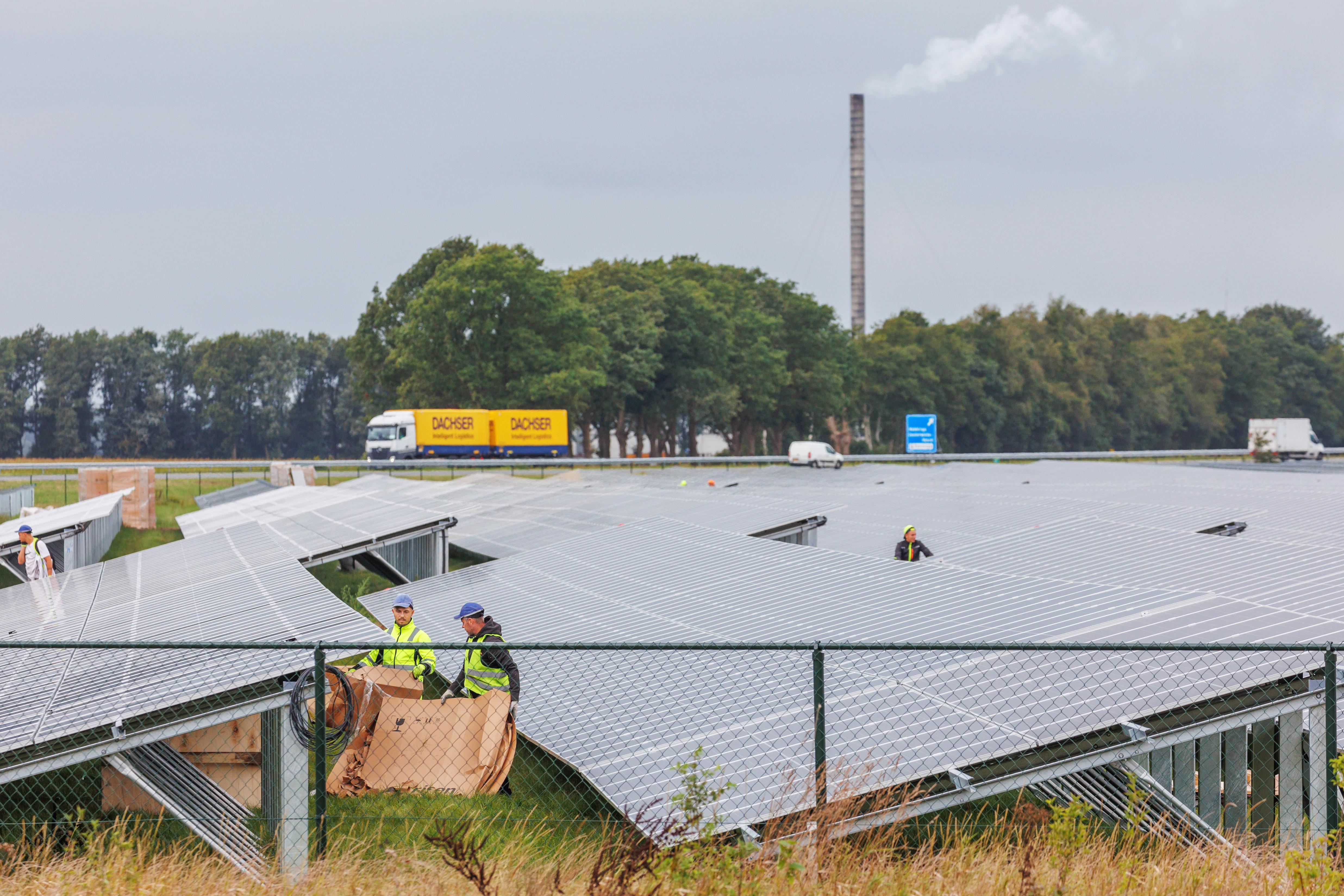 De aanleg van het zonnepark tussen de Duistereweg en de N381 in Oosterwolde in september 2023. 