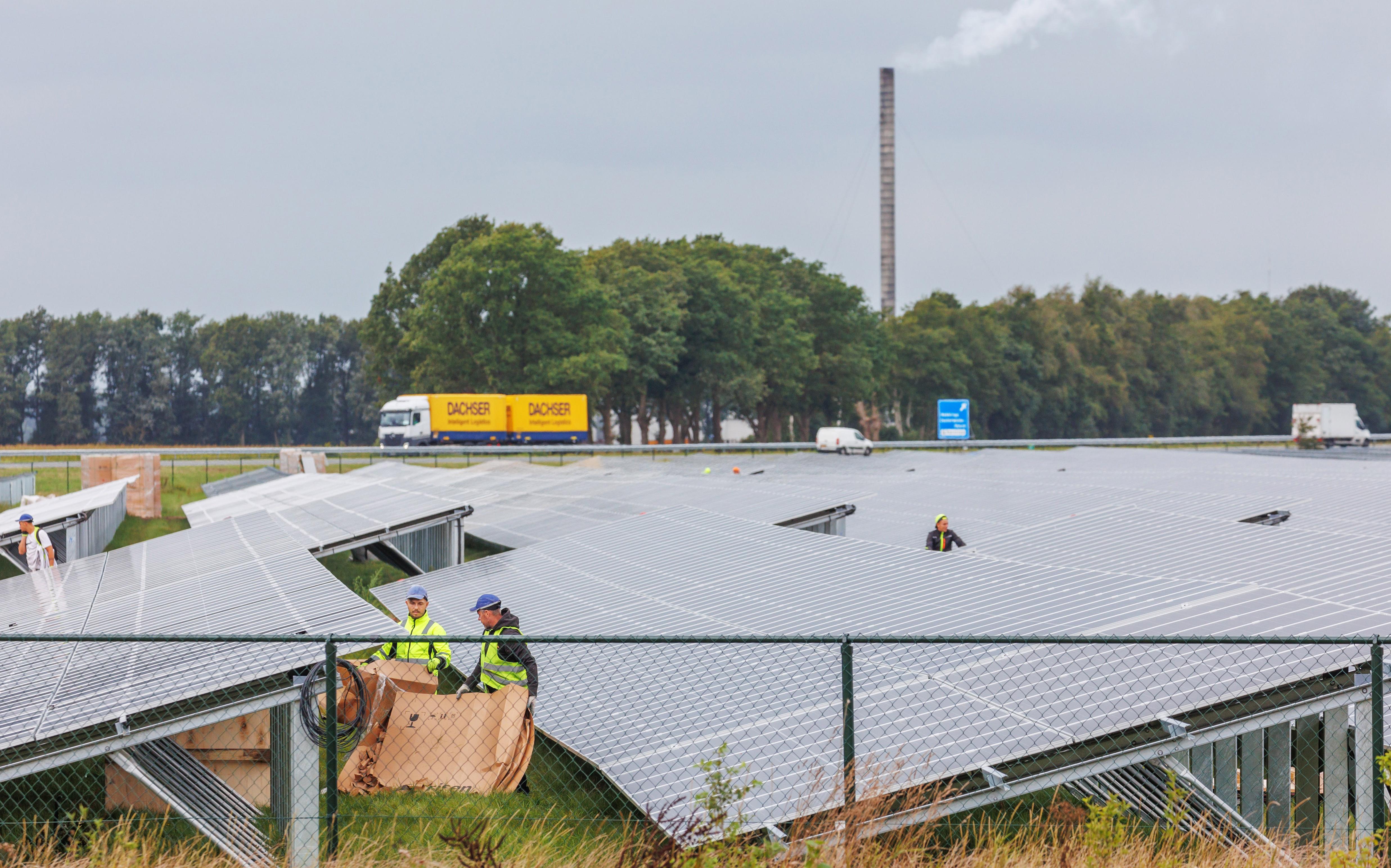 De aanleg van het zonnepark tussen de Duistereweg en de N381 in Oosterwolde in september 2023. 