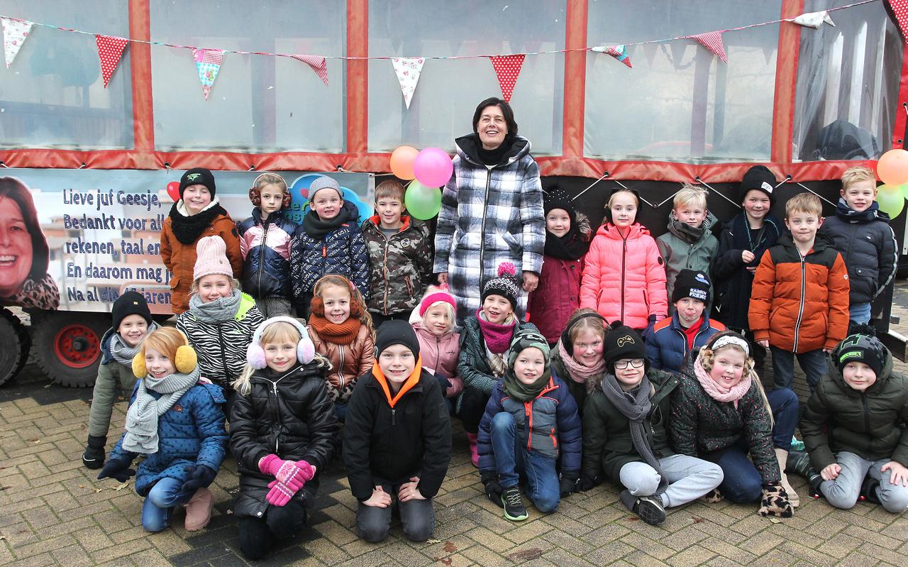 Juf Geesje tussen haar leerlingen op de school in Boijl. Foto Piet Bosma
