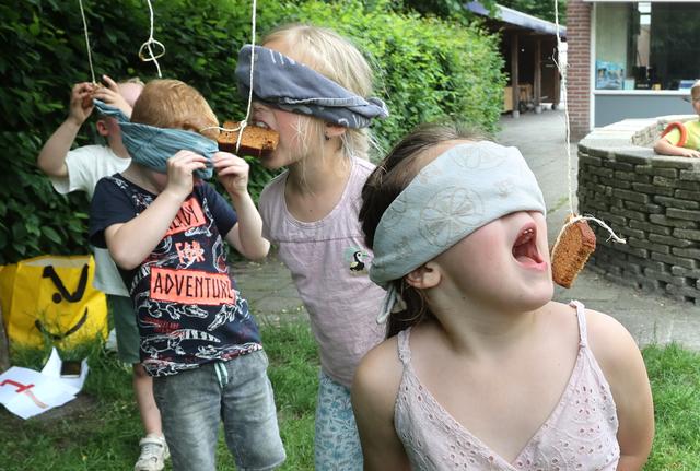 Happen, missen en lachen bij het koekhappen op het Zuiderfeest in Noordwolde-Zuid