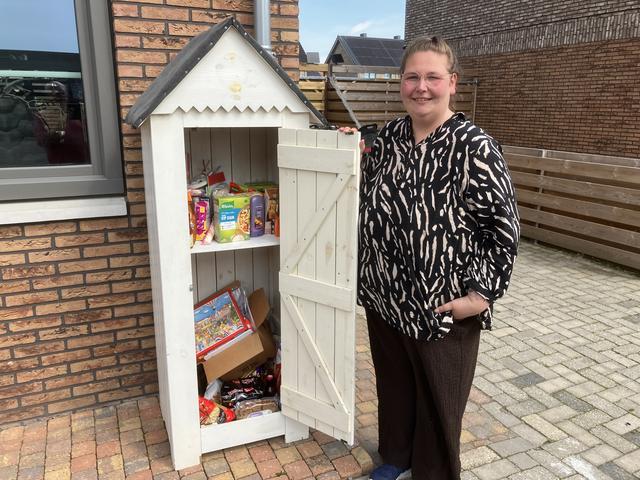 ‘Friezin’ Tiffany uit Noordwolde begint buurtkastje voor mensen in armoede. ‘Het is eigenlijk alweer
