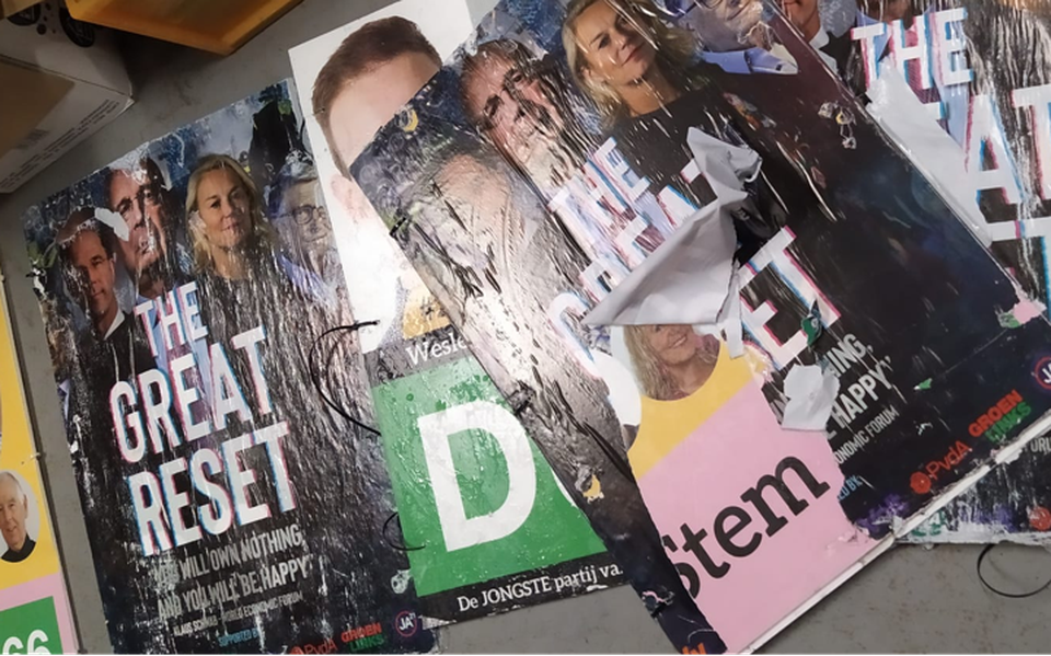 Over de verkiezingsposter van D66 is een andere poster geplakt.