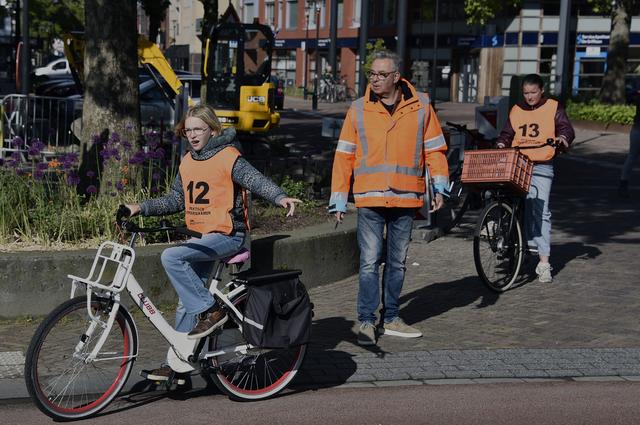 Leerlingen van basisscholen leggen verkeersexamen af in Wolvega