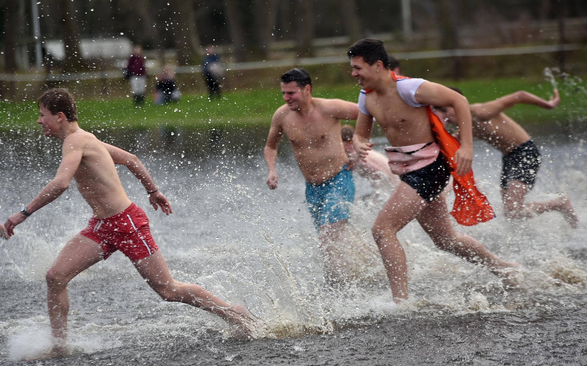 Inwoners De Blesse nemen op de ijsbaan een nieuwjaarsduik