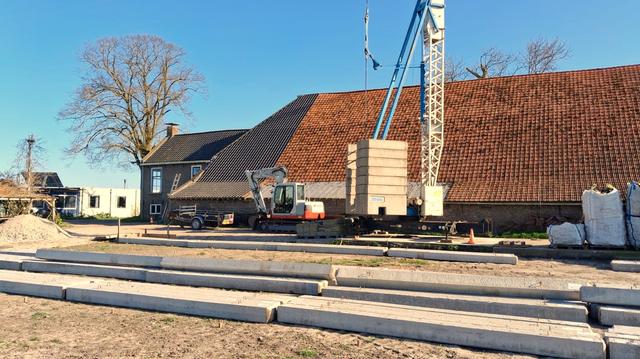 ‘We gaan iets lelijks bouwen’. Veelbesproken boerderij aan Lindedijk in Spanga maakt plaats voor nie