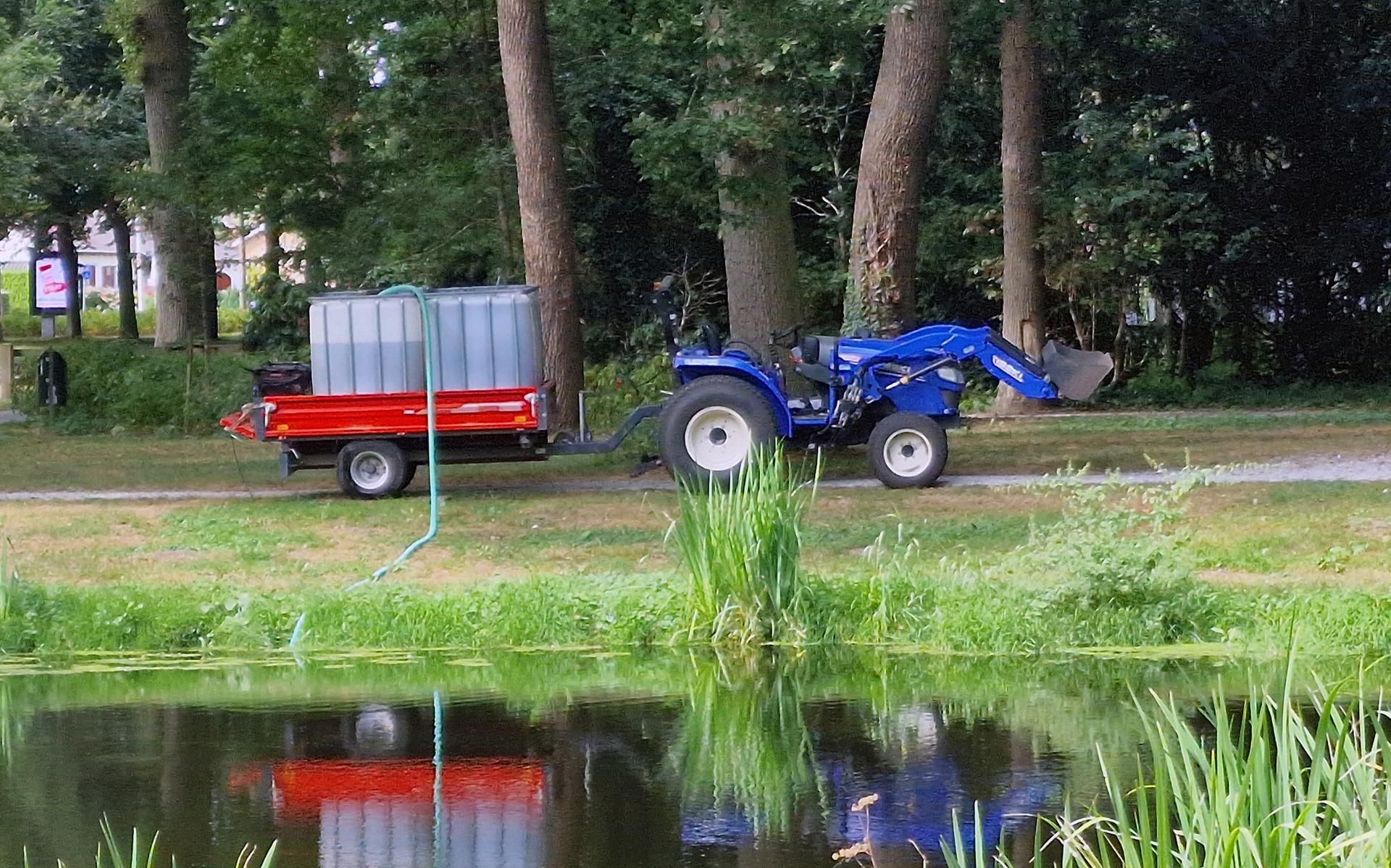 De gemeente pompt water uit de vijver in het park De Nieuwe Aanleg in Wolvega.