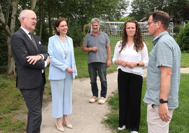 Commissaris van de Koning en burgemeester bezoeken ‘t Hummelhûs in Oldeholtpade