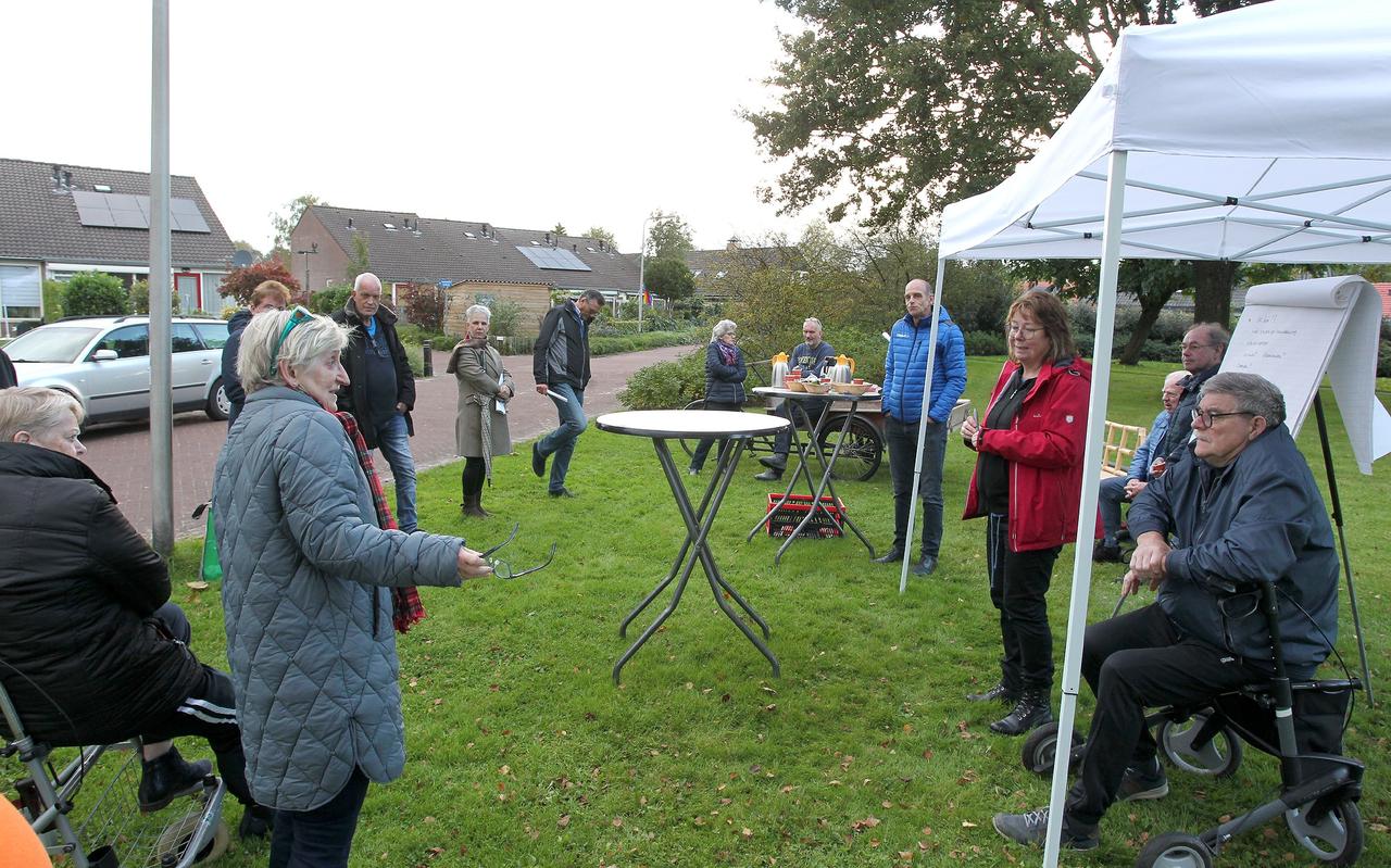 Bewoners klagen over verkeersdrukte in hun buurt. Foto: Piet Bosma Bewoners klagen over verkeersdrukte in hun buurt. Foto: Piet Bosma