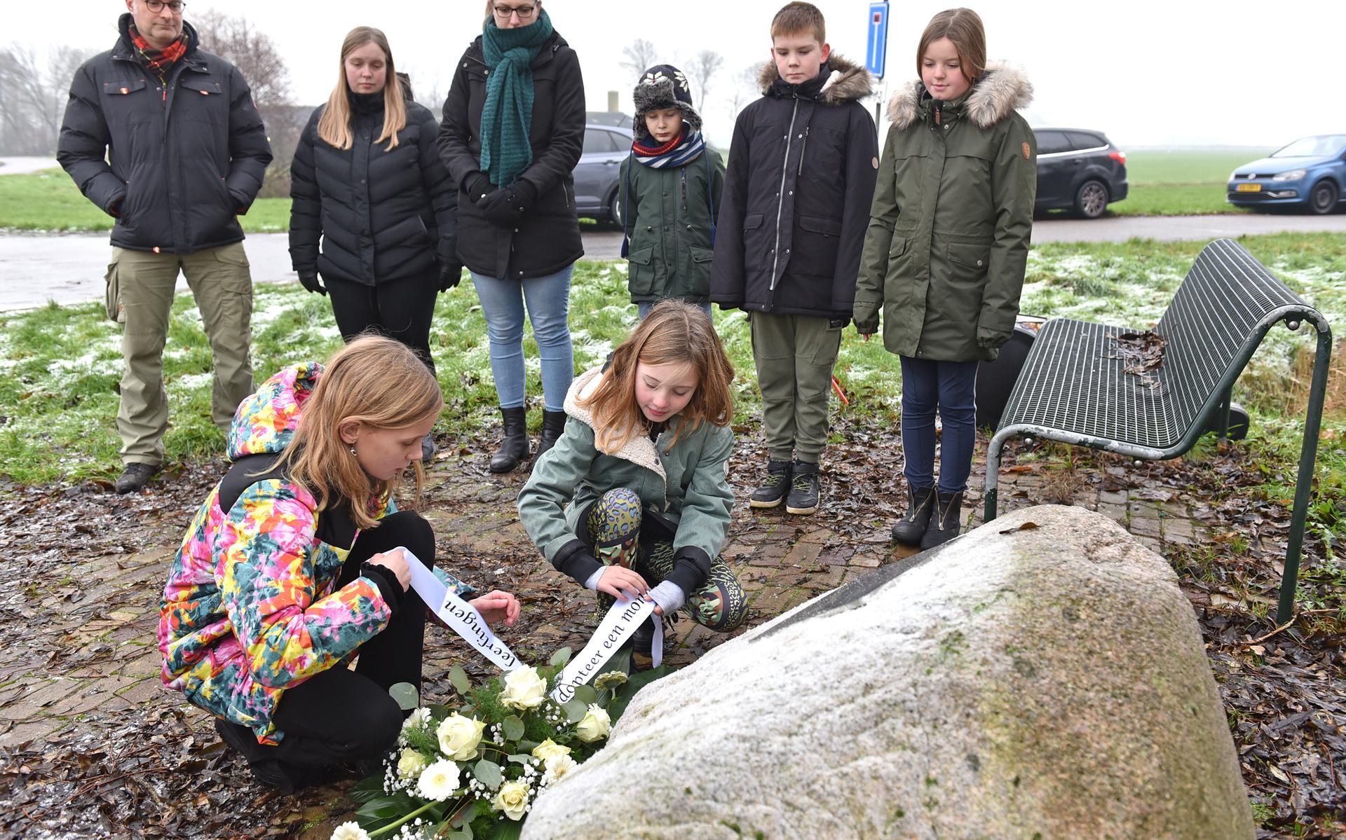 Leerlingen van openbare basisschool De Lantscheene in Oldetrijne legden vrijdagmorgen een bloemstuk bij het oorlogsmonument op de hoek van de Sasweg en de Meenthe in Sonnega.