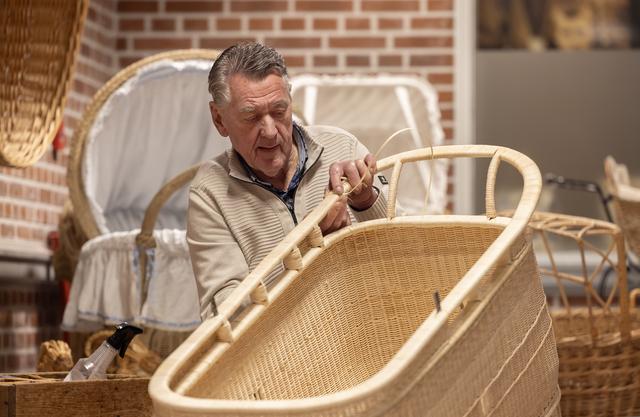 Prinses Beatrix bezoekt Nationaal Vlechtmuseum in Noordwolde na vondst van wieg