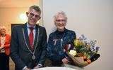 Annigje Westerga-Bakker krijgt onderscheiding van burgemeester André van de Nadort. Foto Lenus van der Broek