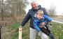 Sabina Velthuijsen plaatst met haar kleinzoon een paal om aan te geven waar het pad voor wandelaars begint. FOTO Sibbele Witteveen