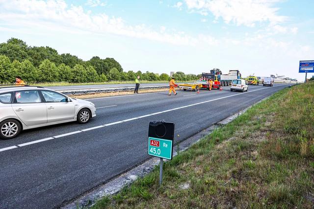 De bestuurder raakt van de weg en ramt de vangrail in de middenberm.