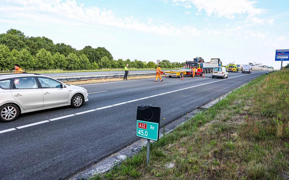 De bestuurder raakt van de weg en ramt de vangrail in de middenberm.