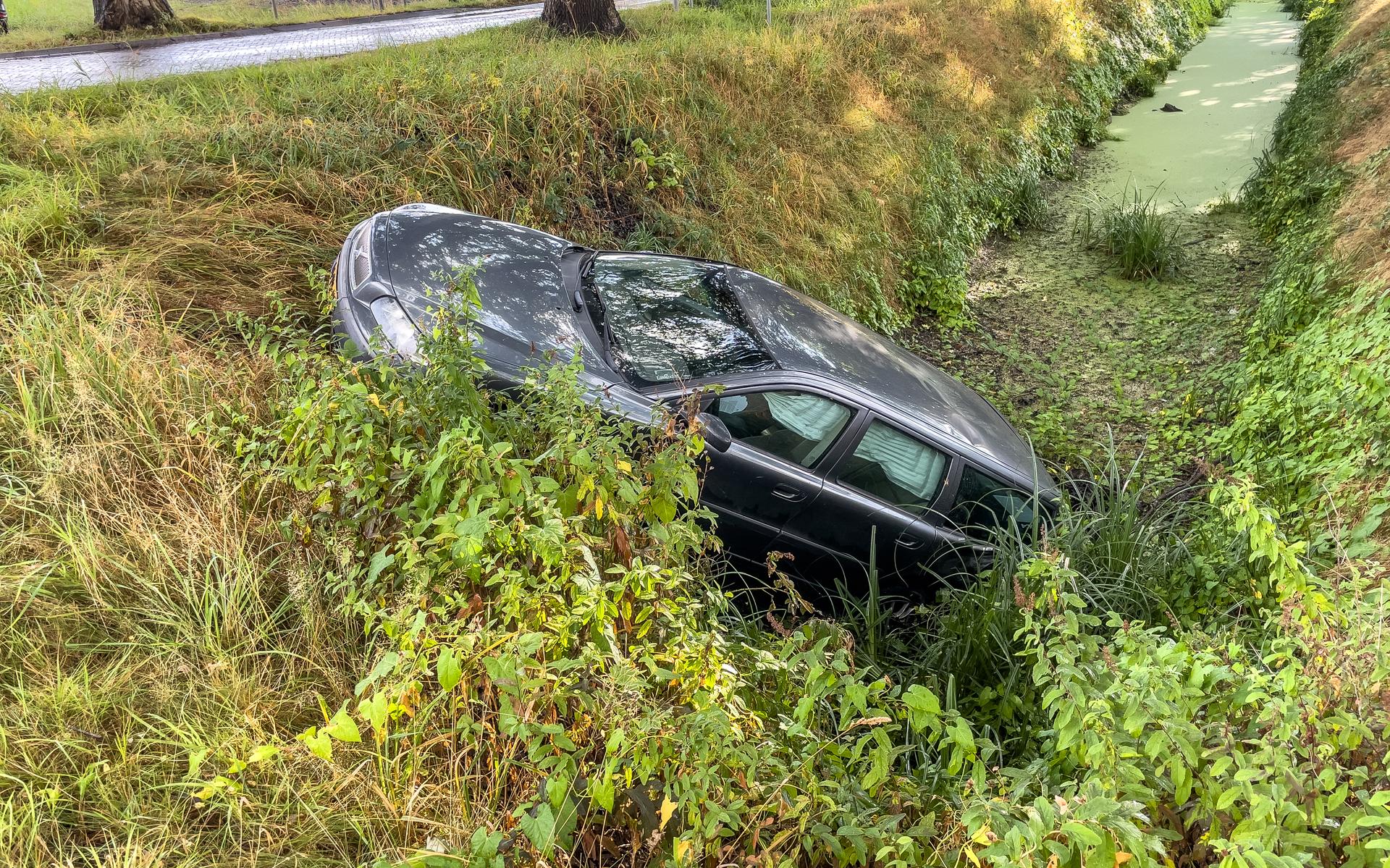 Beide auto’s zijn na de klap in de vaart beland.