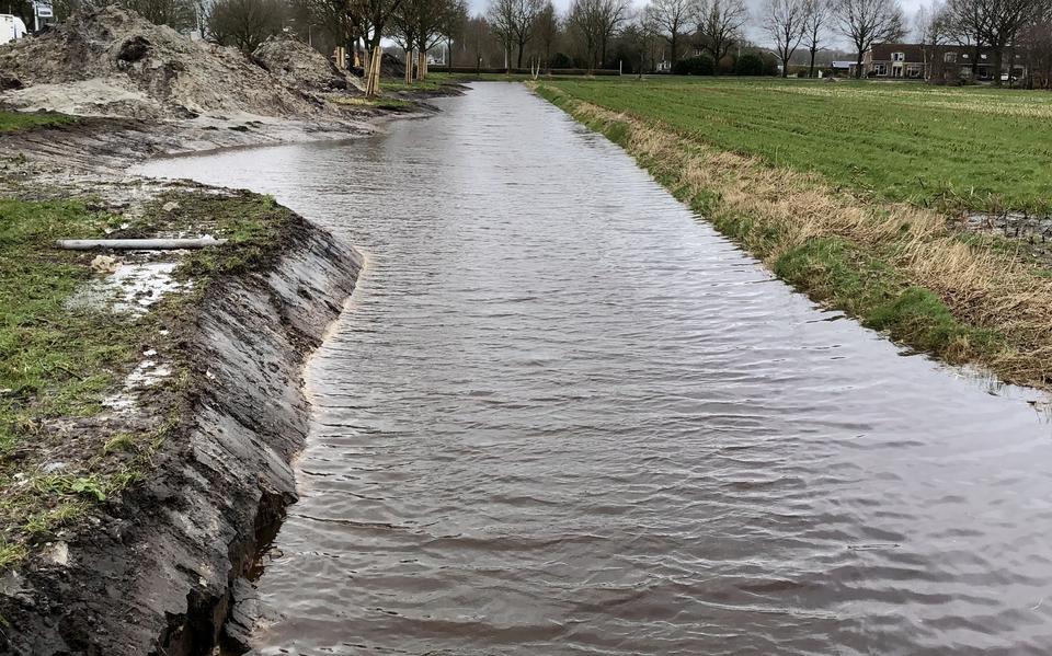 De waterloop was te smal voor een goede waterafvoer en voldeed volgens het Wetterskip niet aan de eisen. 