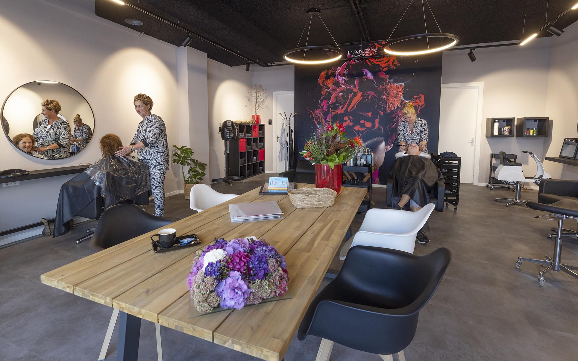 Hilda Heeringa (links) en Mirjam Terpstra aan het werk in de pas geopende, nieuwe salon aan de Hoofdstraat Oost in Noordwolde.