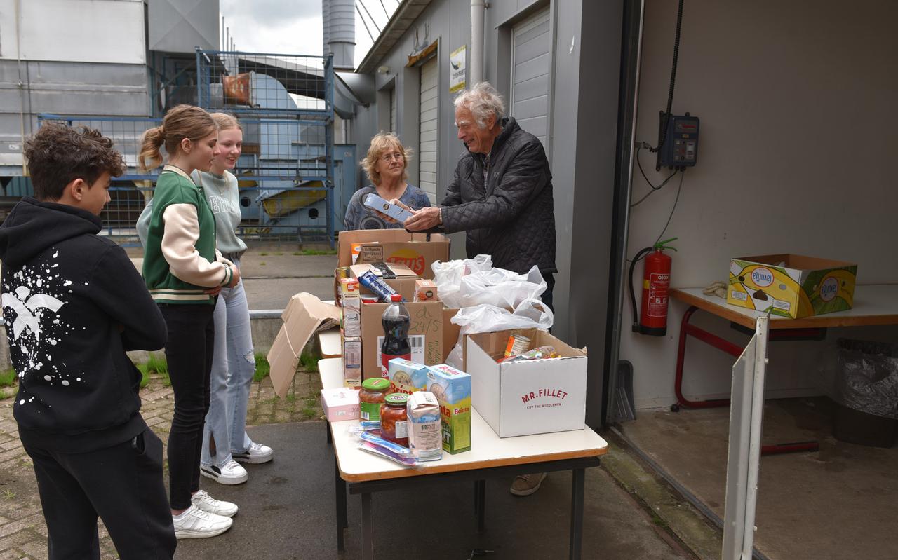 Een jaar geleden deden enkele leerlingen van het Linde College een burgerschapstage bij de Voedselbank Weststellingwerf. Rechts Reint Oostra, leidinggevende bij de voedselbank. Foto Lenus van der Broek