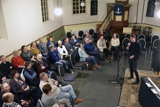 Eljakim van de Sande vertelt en zingt in Et Karkien in Blesdijke over vroeger en nu, vriendschap en 