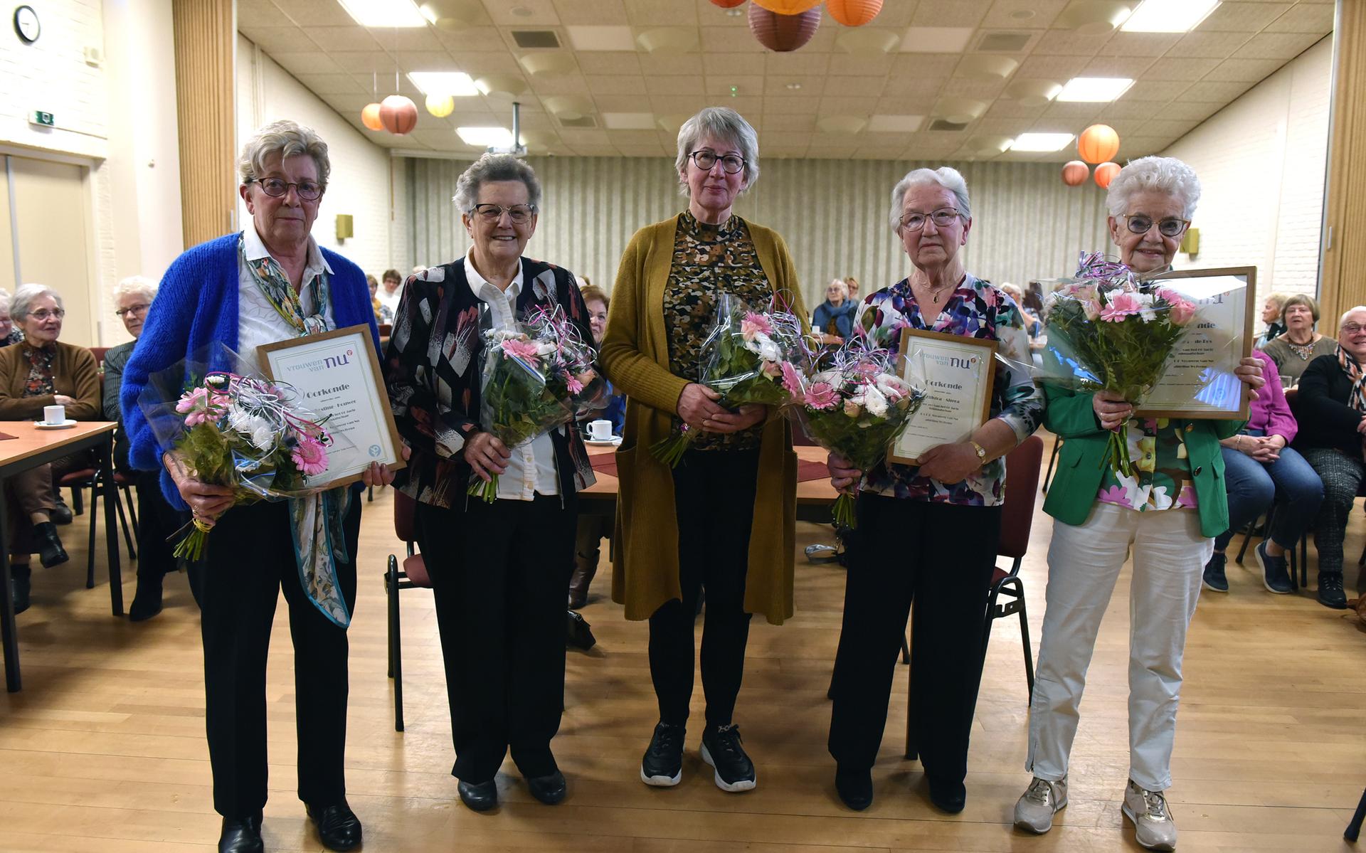 Anneke Oosting, Jannie Hofstee, Annie Dedden, Fetsje Zijlstra en Pietsje Elsma (v.l.n.r.). Op de foto ontbreekt Tini Bijker.