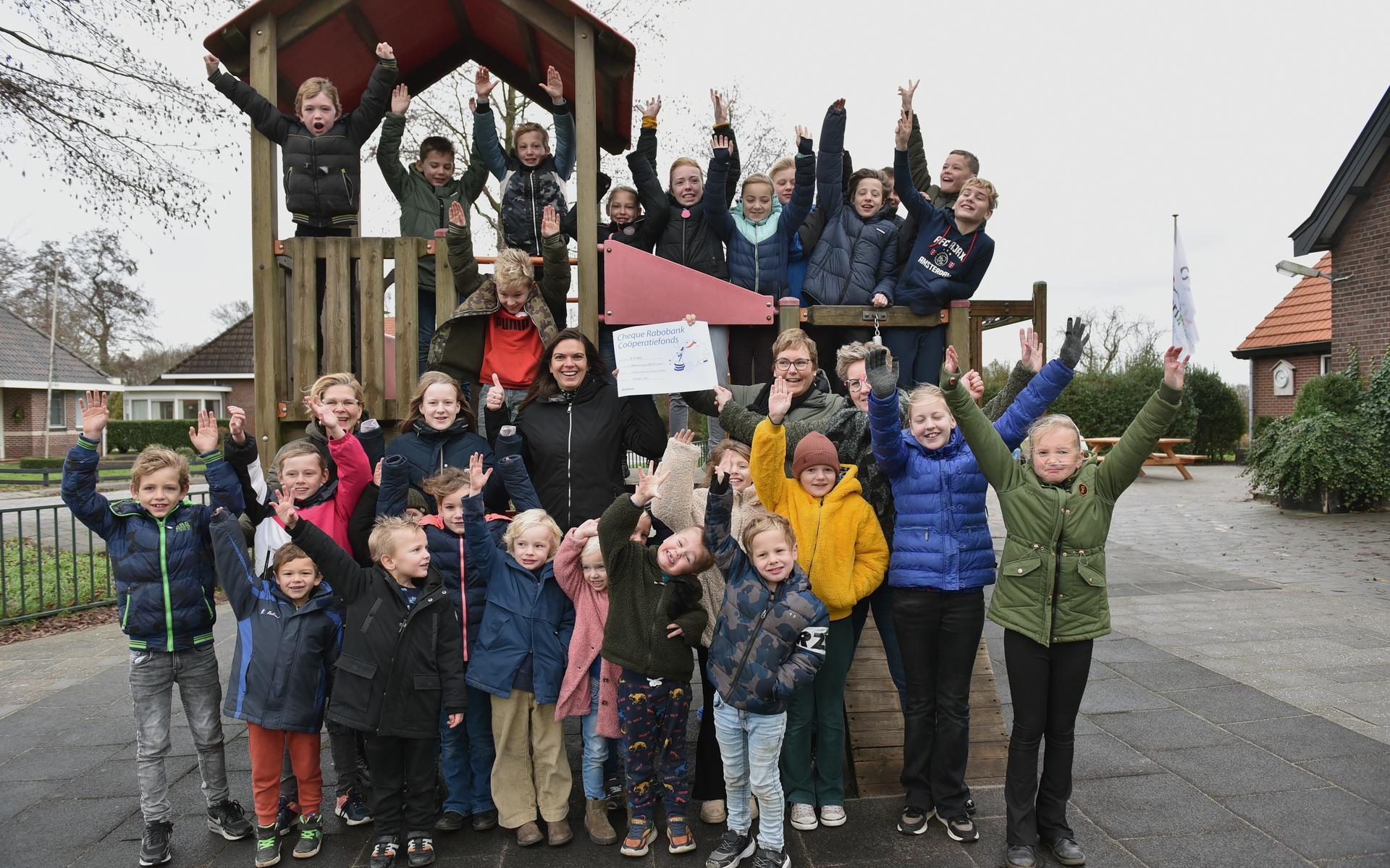 De Lamer ontvangt een cheque van 7500 euro van de Rabobank Heerenveen-Zuidoost Friesland.