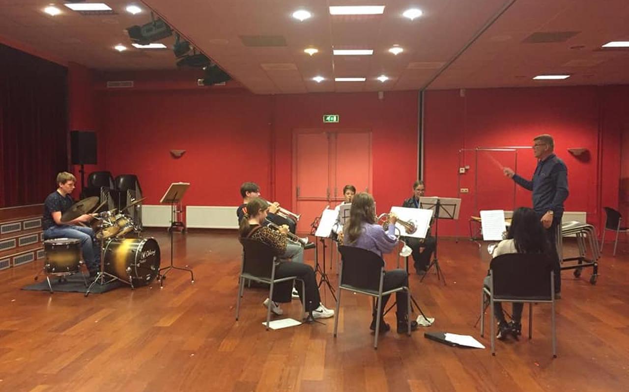 Het jeugdorkest kon in mei na een stop van vijf maanden eindelijk weer repeteren. Het jeugdorkest kon in mei na een stop van vijf maanden eindelijk weer repeteren.