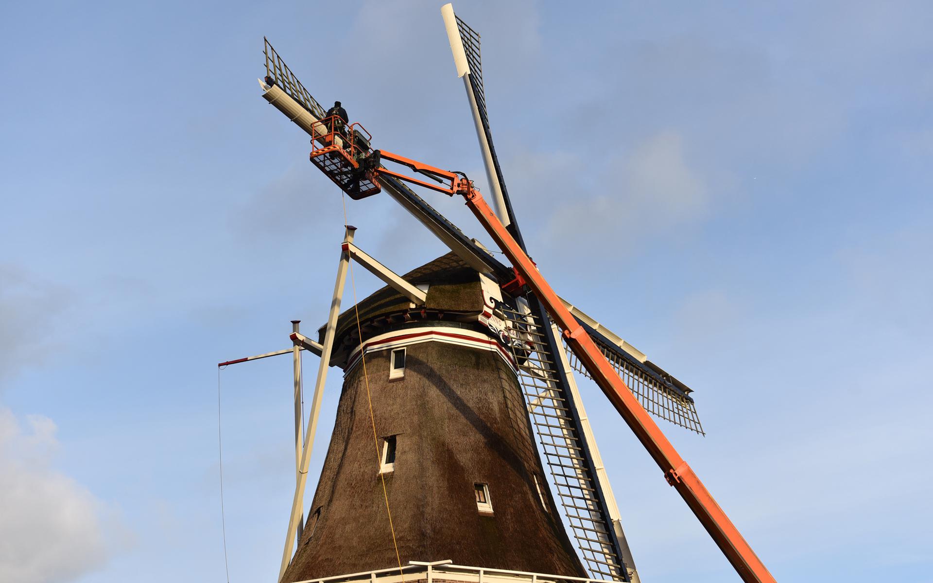 De wieken van de molen in Wolvega worden gereinigd.