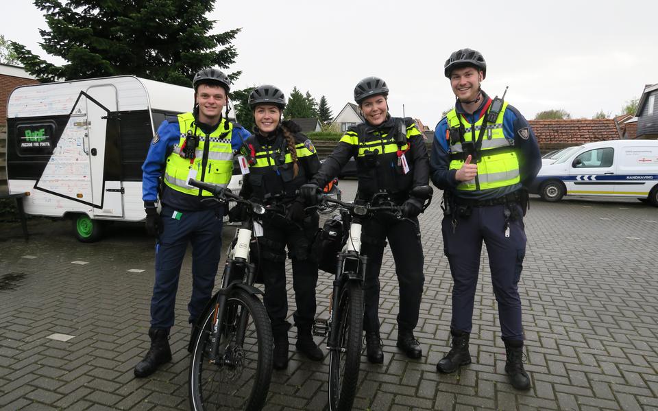 Politieagenten en handhavers staan klaar voor de start van Jachtseizoen. Foto: Gemeente Weststellingwerf        