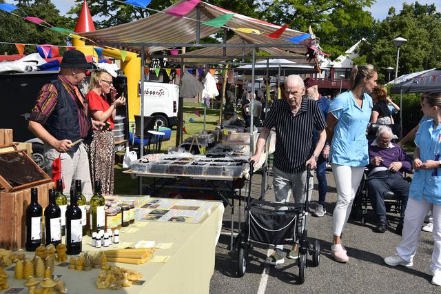 Bewoners van zorgcentra in Wolvega struinen langs kraampjes op lentefair bij BerkenStede