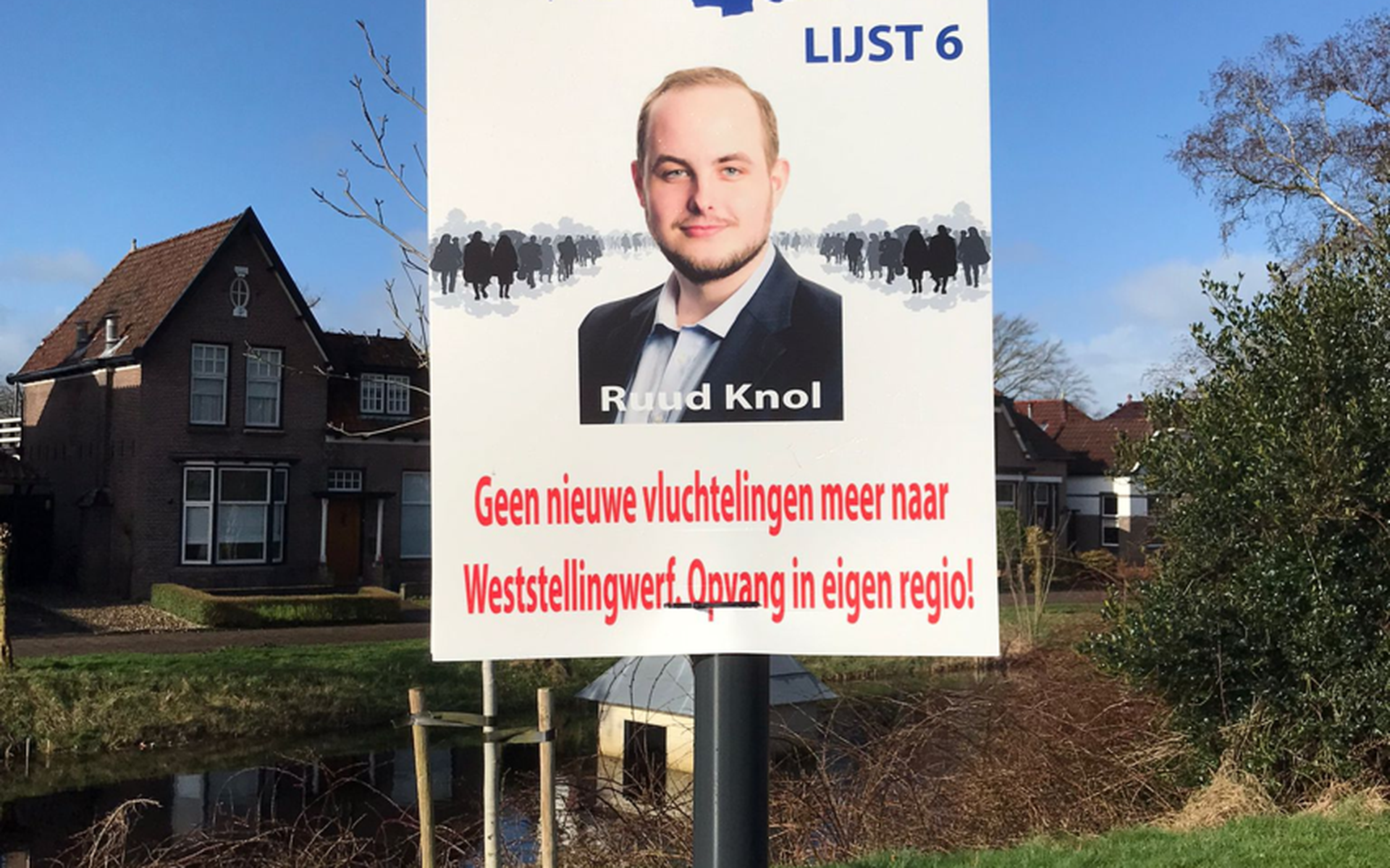 Op de borden staat de tekst: ‘Geen nieuwe vluchtelingen meer naar Weststellingwerf. Opvang in eigen regio.’ 