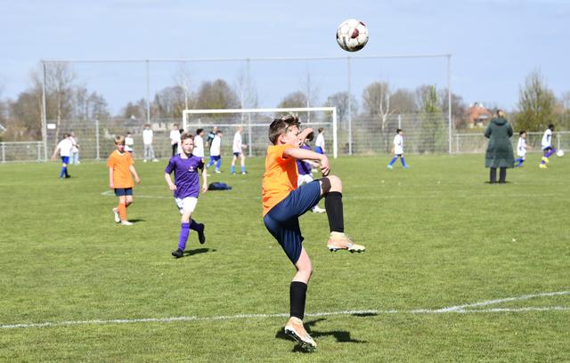 Fredericus uit Steggerda en JKC Sint Franciscus uit Wolvega winnen schoolvoetbaltoernooi in Oldeholt