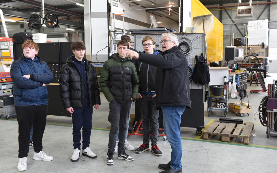 VMBO-leerlingen van het Linde College en Sevenwolden zijn te gast bij carrosseriefabriek Heiwo in Wolvega.