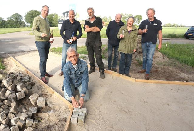 Eerste steen gelegd voor vernieuwd oorlogsmonument in Sonnega
