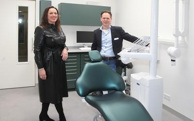 Siska Venema en Joost de Boer in hun nieuwe tandartsenpraktijk. Foto Piet Bosma