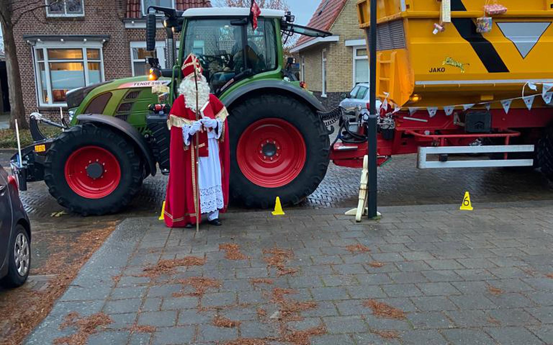CBS De Adelaar in Wolvega ontving maandagochtend Sinterklaas op school. 