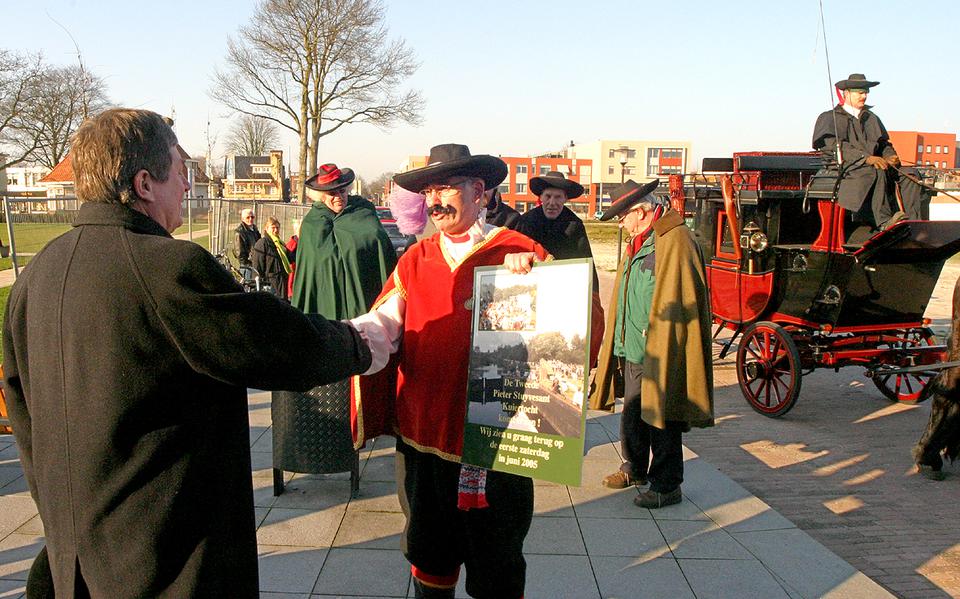 Bonne Speerstra, alias Pieter Stuyvesant, biedt in 2005 burgemeester Remco Heite de routekaart aan van de tweede editie van de Kuiertocht.