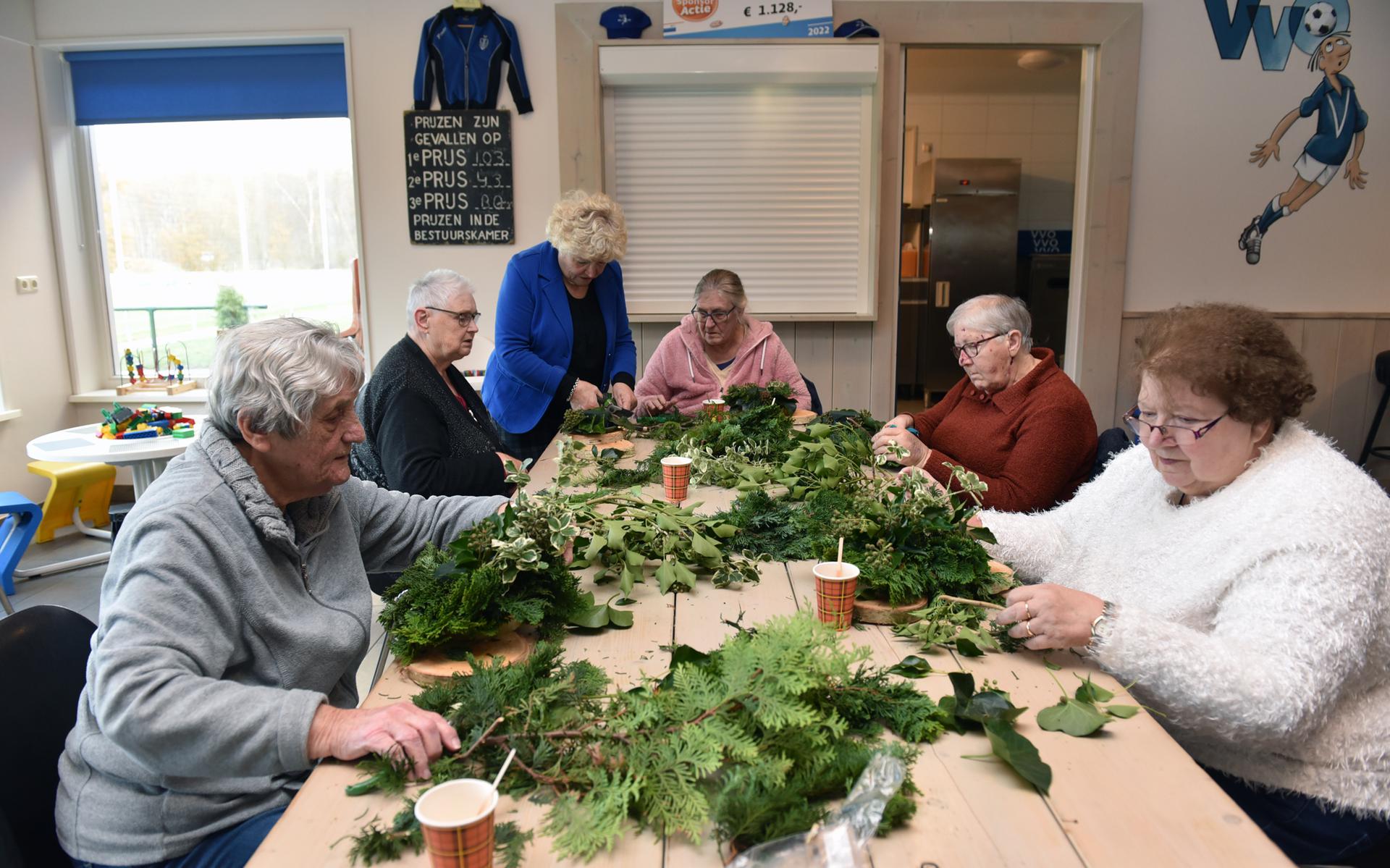 Drie vrijwilligers assisteerden de achttien gasten in de kantine van voetbalvereniging Oldeholtpade.