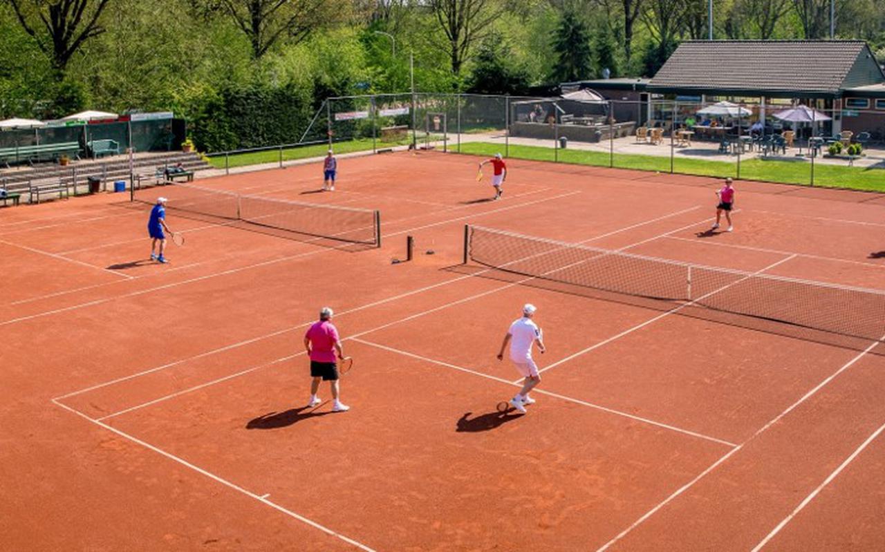 De vier tennisbanen in Noordwolde.