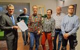 Burgemeester André van de Nadort, Tjerko Bruinsma, Nynke Bodewes, Henriëtte van de Woude, Etienne Hoogma en Herman Siegers tijdens het aanbieden van de petitie.