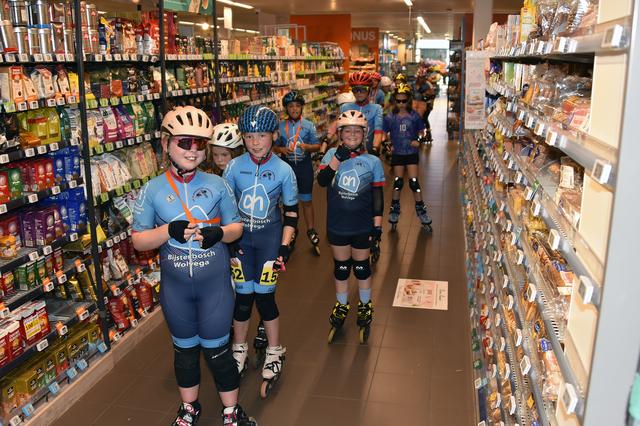 Skeeleraars sluiten vierdaagse af met rondje door supermarkt Albert Heijn in Wolvega