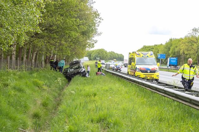 Auto achter vangrail op A32 bij Oldeholtpade