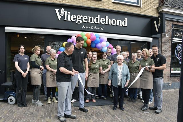 Feestelijke heropening voor Bakkerij Vliegendehond in Wolvega
