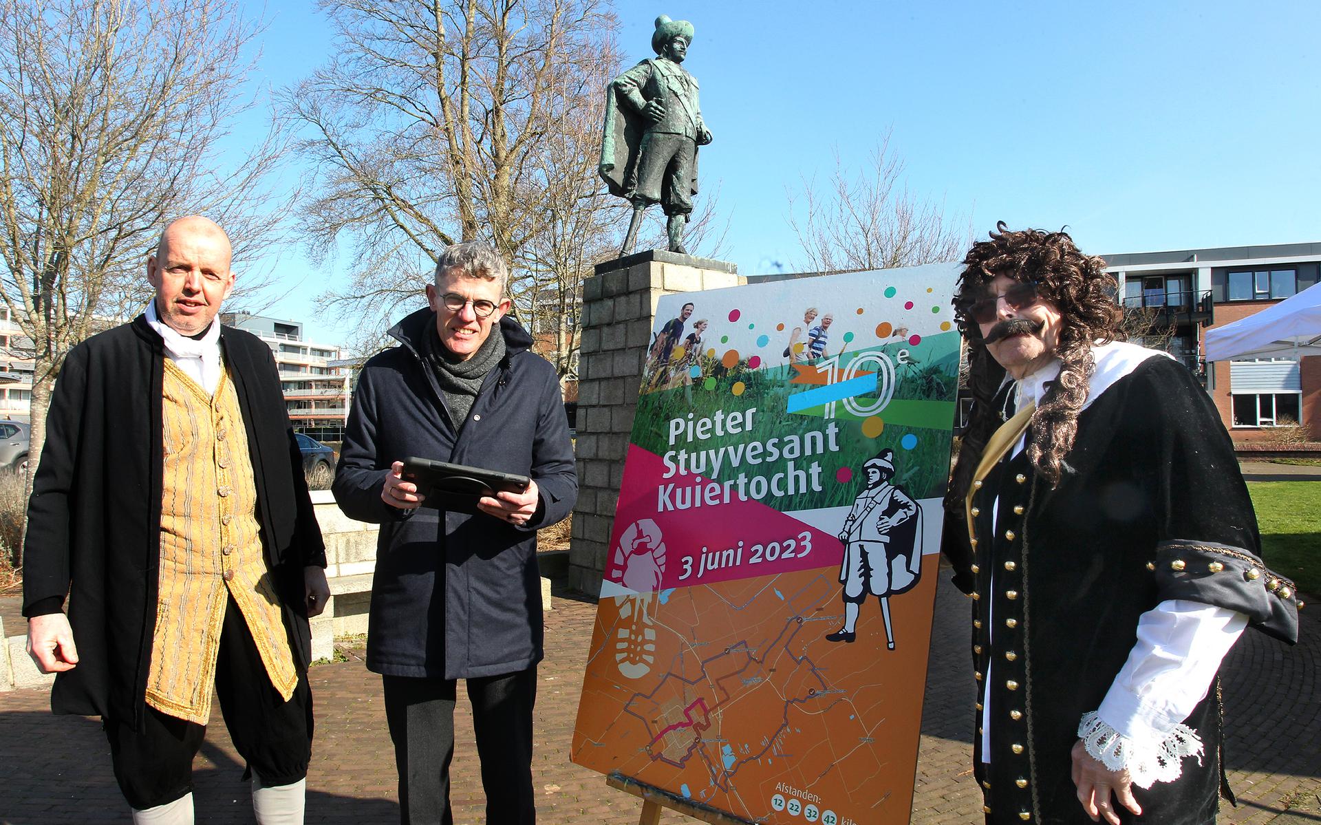 Burgemeester André van de Nadort ontvangt op ludieke wijze de eerste routekaart onder het toeziend oog van Pieter Stuyvesant.