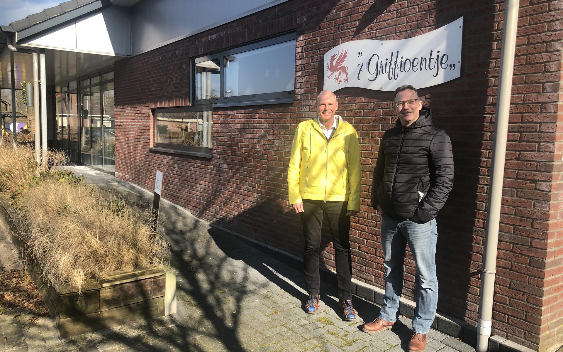 Dorpencoördinator Klaas Hallema en wethouder Jack Jongebloed bij het dorpshuis in Oldelamer.
