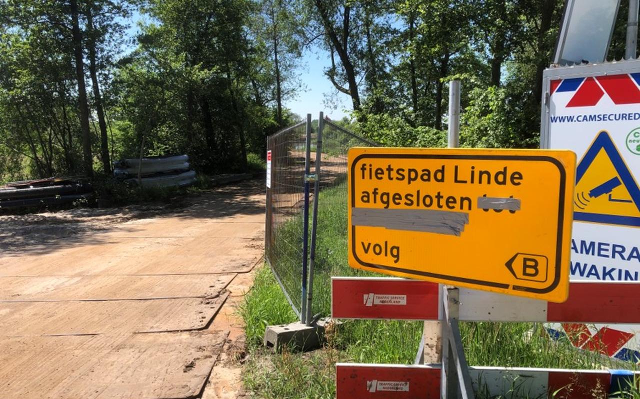 De test tot wanneer het fietspad afgesloten is, is bij de Kontermansbrug bij De Hoeve afgeplakt. De test tot wanneer het fietspad afgesloten is, is bij de Kontermansbrug bij De Hoeve afgeplakt.