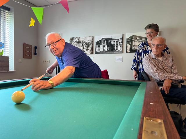 Stichting vervult wens van bewoners Lycklama Stins in Wolvega. Nico en Gerrit zorgen voor nieuwe bil