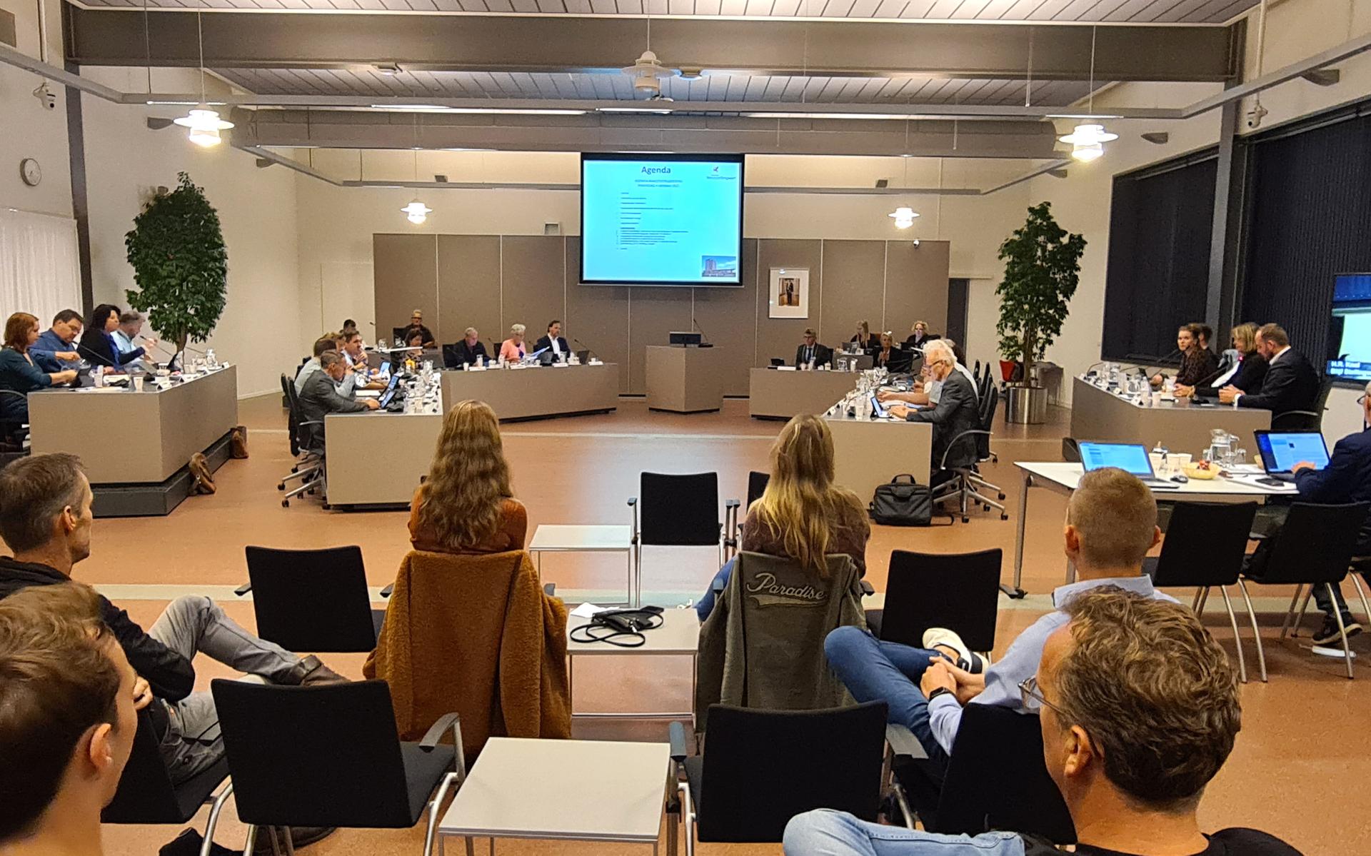 De gemeenteraad vergadert weer in de raadzaal van het gemeentehuis in Wolvega.