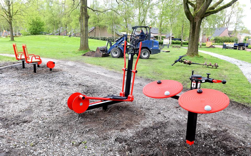 De gemeente Weststellingwerf heeft de eerste nieuwe speeltoestellen geplaatst in de wijk De Haenepolle in Noordwolde. Foto: Piet Bosma