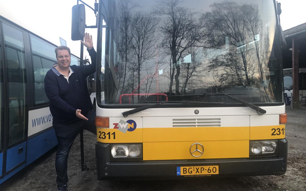 Thijs van de Bles bij één van de bussen van de OVCN in Sonnega.